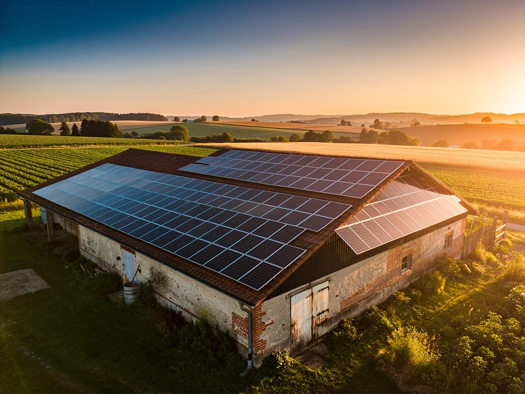 Toiture photovoltaïque d'une exploitation agricole au coucher du soleil